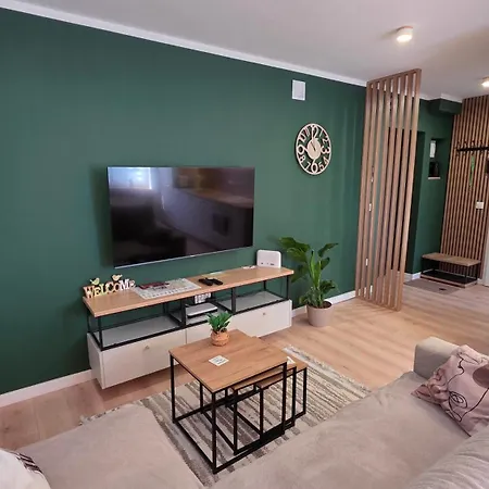 Evergreen Apartment *