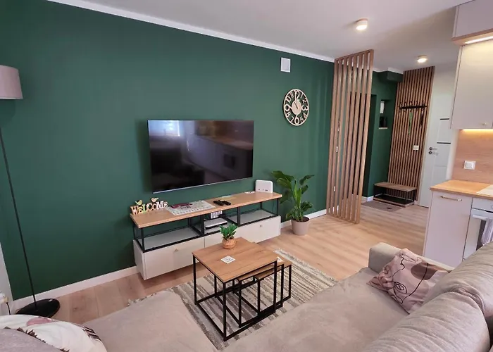 Evergreen Apartment *